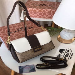 شنطة نسائية من ماركة كوتش COACH