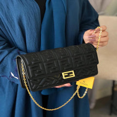 شنطة نسائية من ماركة فندي