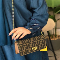 شنطة نسائية من ماركة فندي