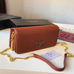 شنطة نسائية من ماركة برادا PRADA