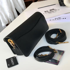 شنطة نسائية من ماركة كوتش COACH