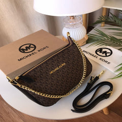 شنطة نسائية من ماركة مايكل كورس