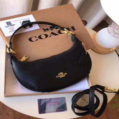 شنطة نسائية من ماركة كوتش COACH