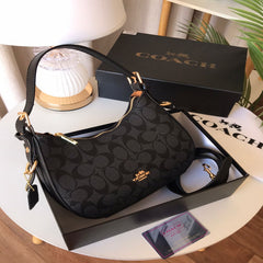 شنطة نسائية من ماركة كوتش COACH