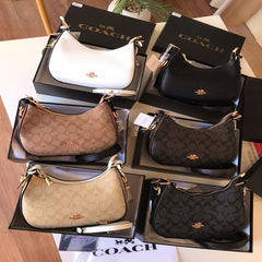 شنطة نسائية من ماركة كوتش COACH