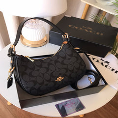 شنطة نسائية من ماركة كوتش COACH