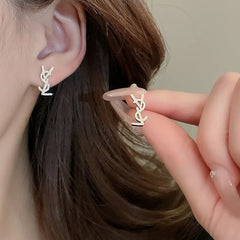 أقراط حروف من الفولاذ المقاوم للصدأ