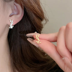 أقراط حروف من الفولاذ المقاوم للصدأ