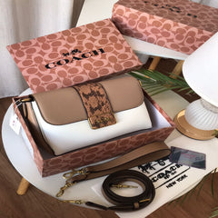 شنطة نسائية من ماركة كوتش COACH