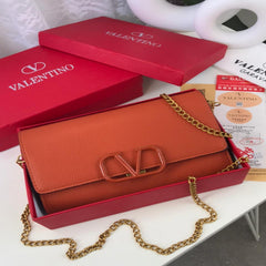 شنطة نسائية من ماركة فالنتينو VALENTINO