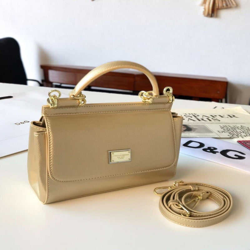 شنطة نسائية من ماركة دولتشي اند غابانا D&G