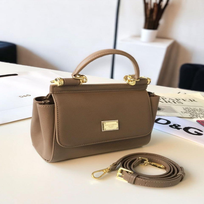 شنطة نسائية من ماركة دولتشي اند غابانا D&G