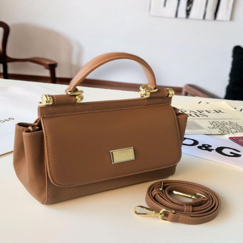 شنطة نسائية من ماركة دولتشي اند غابانا D&G