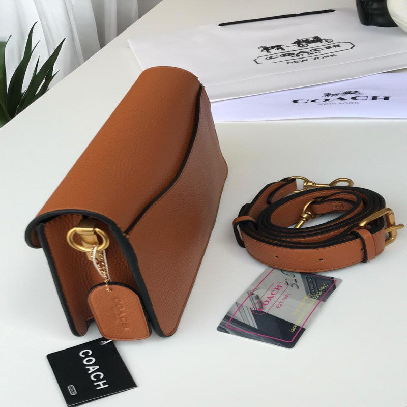 شنطة نسائية من ماركة كوتش COACH