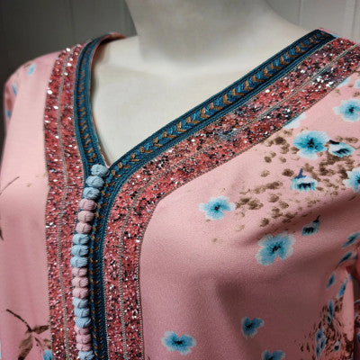 جلابية نسائية مع وشاح مشجرة بالورد