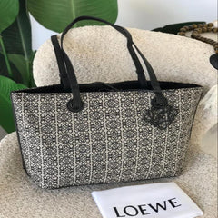 شنطة نسائية من ماركة لويفي LOEWE