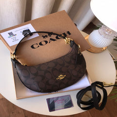 شنطة نسائية من ماركة كوتش COACH