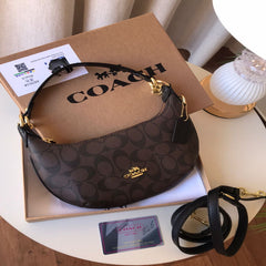 شنطة نسائية من ماركة كوتش COACH