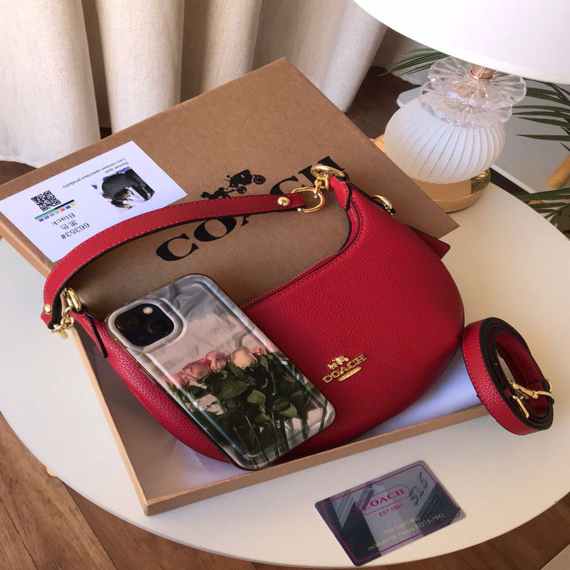 شنطة نسائية من ماركة كوتش COACH