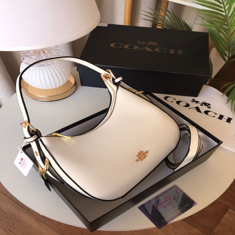 شنطة نسائية من ماركة كوتش COACH