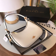شنطة نسائية من ماركة كوتش COACH