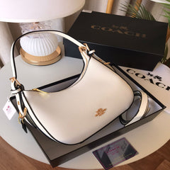 شنطة نسائية من ماركة كوتش COACH
