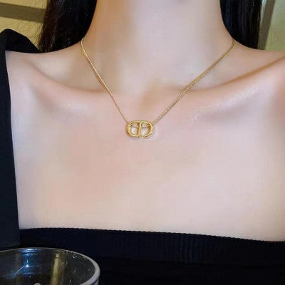 قلادة على شكل حرف CD من الفولاذ التيتانيوم لا تبهت مجوهرات نسائية على الطراز الأوروبي والأمريكي سلسلة ترقوة عصرية بسيطة