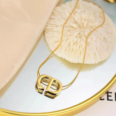 قلادة على شكل حرف CD من الفولاذ التيتانيوم لا تبهت مجوهرات نسائية على الطراز الأوروبي والأمريكي سلسلة ترقوة عصرية بسيطة