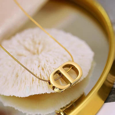 قلادة على شكل حرف CD من الفولاذ التيتانيوم لا تبهت مجوهرات نسائية على الطراز الأوروبي والأمريكي سلسلة ترقوة عصرية بسيطة