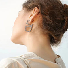 أقراط Nichedesign Sensibility الخفيفة الفاخرة على شكل حرف V أقراط عصرية رائعة وفريدة من نوعها أنيقة على الطراز الاجتماعي
