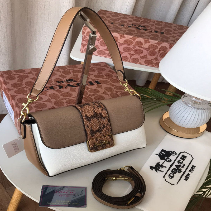شنطة نسائية من ماركة كوتش COACH